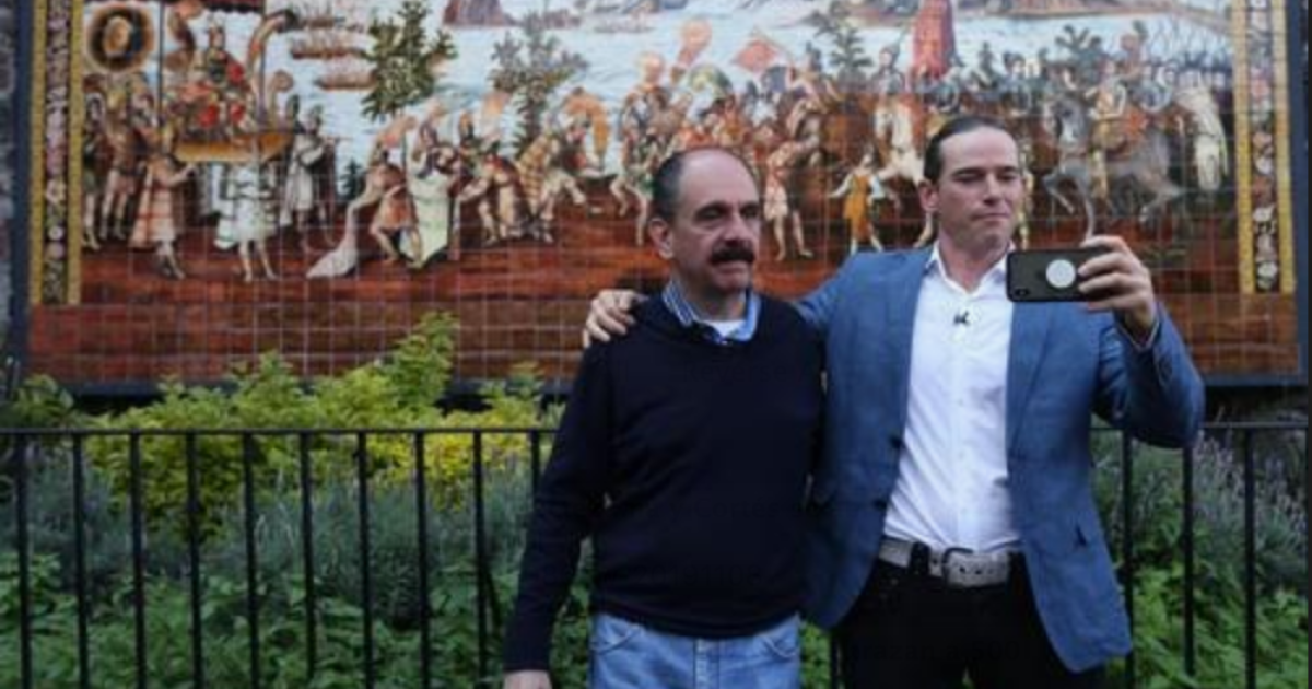 Descendientes de Moctezuma y Cortés se abrazan a 500 años de la conquista Los Angeles Times Descendientes de Moctezuma y Cortés se abrazan a 500 años de la conquista Los Angeles Times